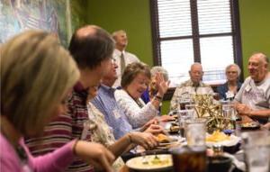 Alumni around a table at an alumni dinner